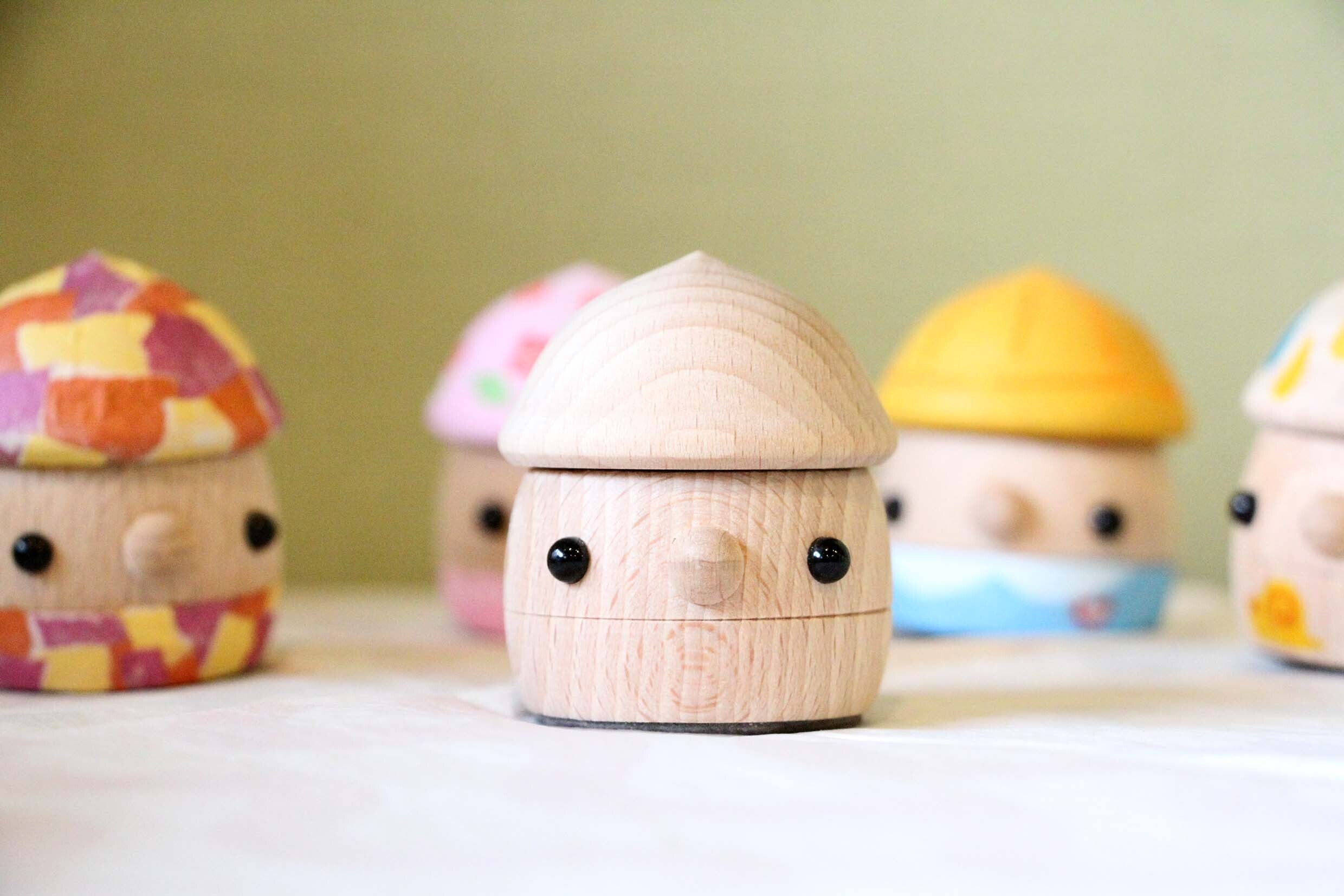 木工くま吉さん　どんぐりの帽子を被った子 どんぐり工作キット｜木のおもちゃ通販｜Comomg（こまむぐ） – comomg